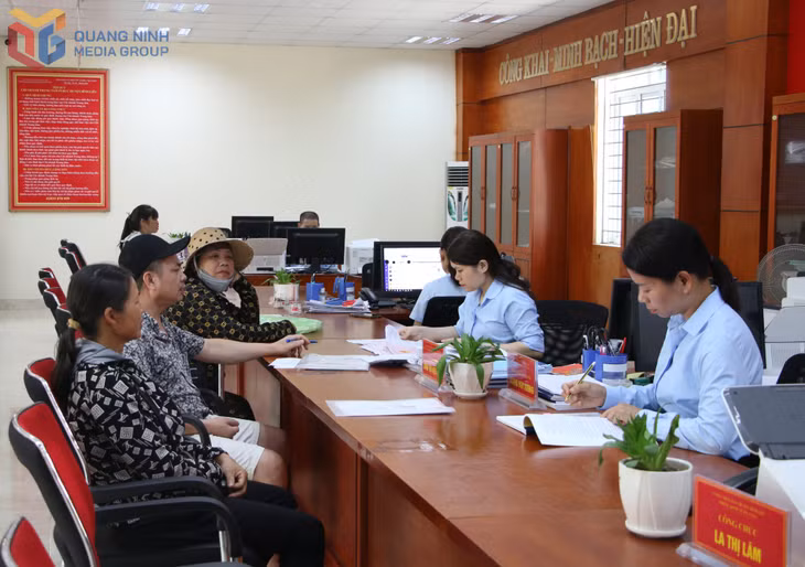 Cán bộ Trung tâm Phục vụ HCC xã Bình Liêu hướng dẫn người dân giải quyết TTHC.
