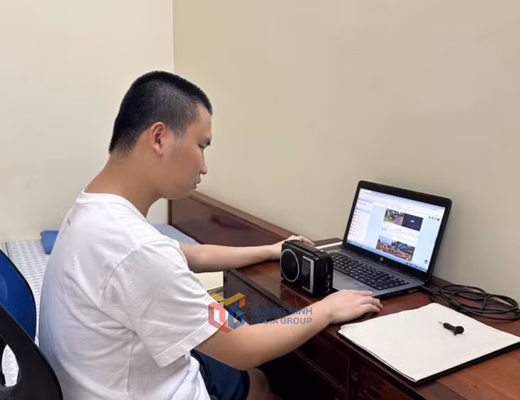 Phát thanh Quảng Ninh là món ăn tinh thần giúp Khoa gần hơn với thế giới bên ngoài.