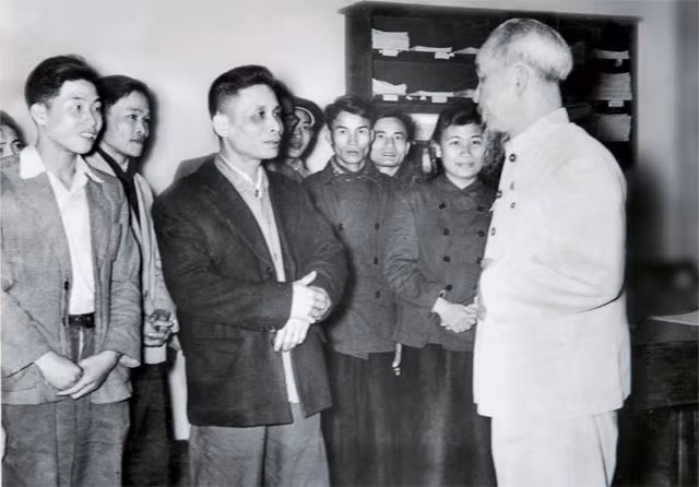Bác Hồ thăm và chúc Tết cán bộ, phóng viên Báo Nhân dân năm 1957. Ảnh: Tư liệu Báo Nhân dân