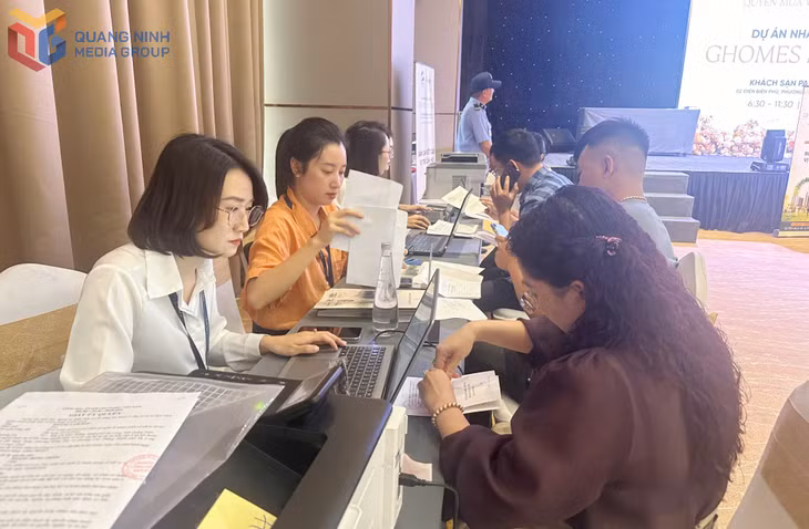 Các khách hàng làm thủ tục mua nhà ở xã hội sau khi bốc thăm được quyền mua và vị trí căn hộ. 