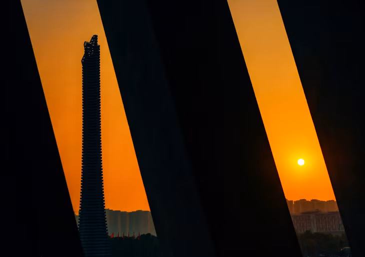 Khung cảnh tuyệt đẹp nhìn từ Bảo tàng Lịch sử Quân sự Việt Nam lúc chiều tà. Những tia nắng cuối ngày, từ vàng dịu dàng chuyển sang cam rực rỡ, bao trùm lên vạn vật quanh bảo tàng đồ sộ.