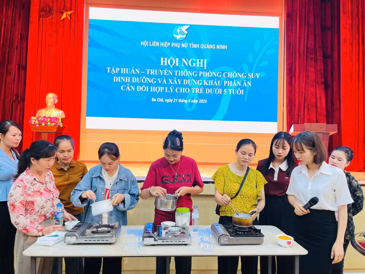 Các bà mẹ của Ba Chẽ tham gia Hội nghị tập huấn kiến thức phòng, chống suy dinh dưỡng cho trẻ dưới 5 tuổi thuộc Đề án “Tuyên truyền, vận động cải thiện dinh dưỡng, thể lực cho trẻ em vùng cao, vùng đồng bào DTTS, miền núi tỉnh Quảng Ninh, giai đoạn 2022-2025”. Ảnh: Ngọc Lợi (CTV)