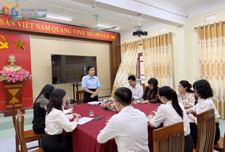 Bà Nguyễn Thị Hải Hiền, Chủ tịch Hội đồng Trường THPT Lương Thế Vinh, chỉ đạo, trao đổi công việc với Ban Giám hiệu, giáo viên nhà trường.