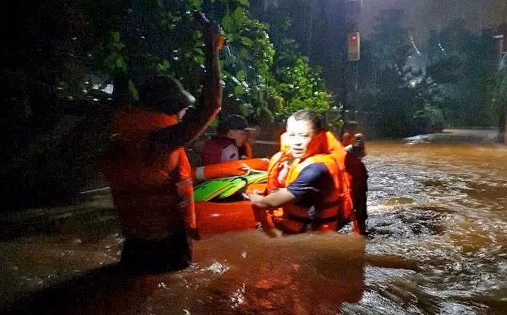 Lực lượng chức năng đưa người dân chạy lũ trong đêm - Ảnh: Công an tỉnh Thái Nguyên