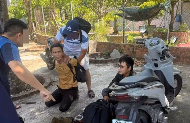 Trinh sát, công an Đà Nẵng bắt quả tang Trần Thế Anh khi đối tượng vừa thực hiện xong vụ trộm vào ngày 23.6. ảnh: Bảo Ngọc