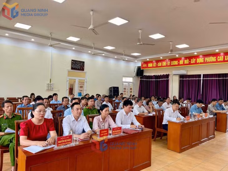 Đảng ủy 2 phường Cao Xanh và Hà Khánh tổ chức hội nghị tuyên truyền, quán triệt, triển khai các văn bản chỉ đạo của Trung ương, Tỉnh ủy và Thành ủy Hạ Long về công tác đại hội đảng các cấp nhiệm kỳ 2025-2030. Ảnh: Hoàng Nga