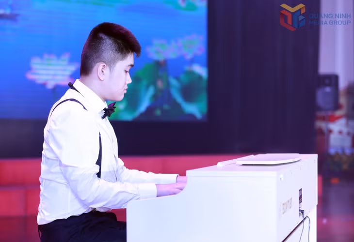 Em Phạm Tiến Dũng, học sinh lớp 9C, Trường THCS Hồng Hải (TP Hạ Long) khuyết tật trí tuệ biểu diễn đàn piano tại Hội thi.