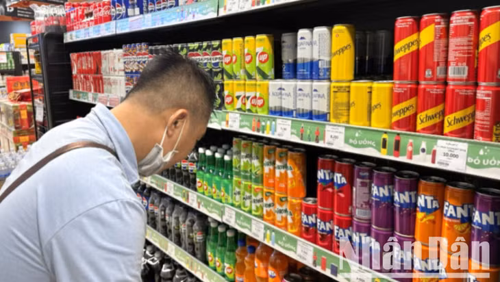 Cần cân nhắc kỹ lưỡng lộ trình khi áp thuế tiêu thụ đặc biệt đối với mặt hàng mới - nước giải khát có đường. (Ảnh minh họa: TRUNG HƯNG)