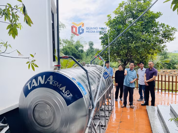Do ở vị trí xa nên nhiều hộ gia đình ở thôn Vĩnh Thái, xã Hồng Thái Đông (TP Đông Triều) phải mua nước với giá cao, hoặc tự làm hệ thống đường ống dẫn nước mưa để sử dụng.