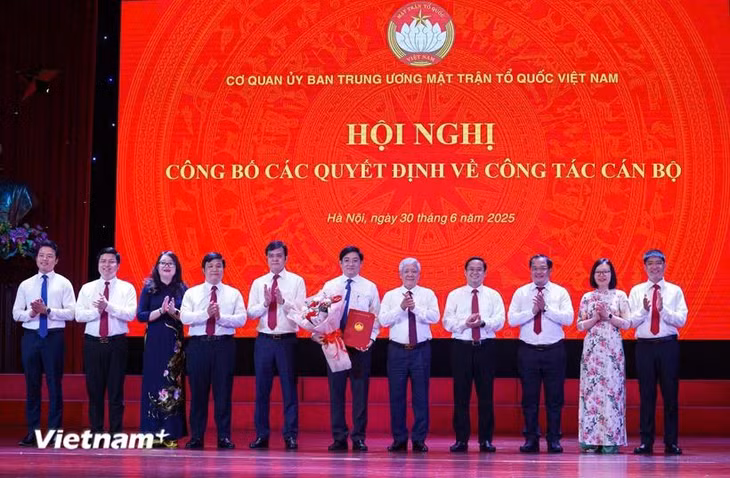 Hội nghị công bố các quyết định về công tác cán bộ của Ban Thường trực Ủy ban Trung ương Mặt trận Tổ quốc Việt Nam tổ chức chiều 30/6. (Ảnh: Hoài Nam/Vietnam+)