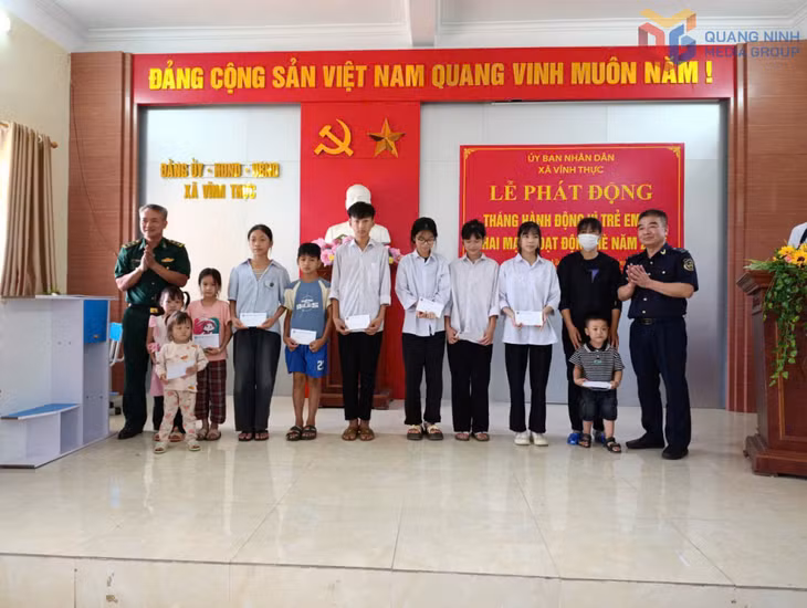 Đồn BP cửa khẩu Cảng Vạn Gia và Hải quan Cảng Vạn Gia tặng quà, góc học tập cho trẻ em có hoàn cảnh khó khăn tại xã Vĩnh Thực