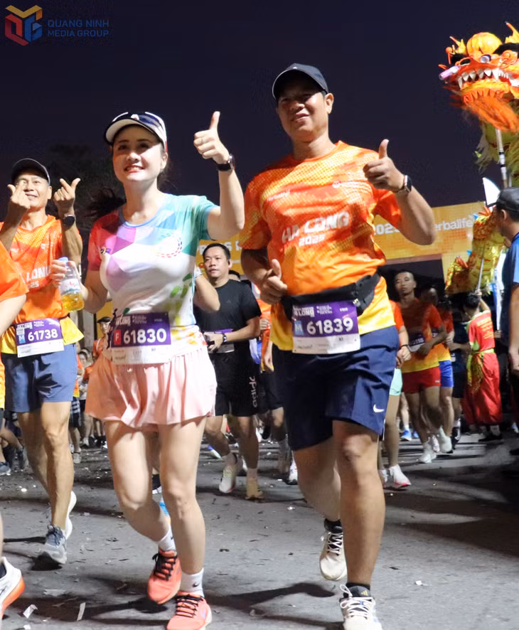 Các runner vui vẻ tạo dáng sau khi xuất phát.