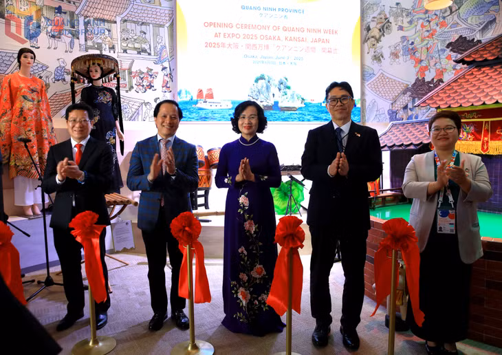 Đồng chí Nguyễn Thúy Phượng, Ủy viên Ban Thường vụ, Trưởng Ban Tổ chức Tỉnh ủy cùng các đại biểu cắt băng khai mạc Tuần lễ Quảng Ninh EXPO 2025 tại Nhật Bản