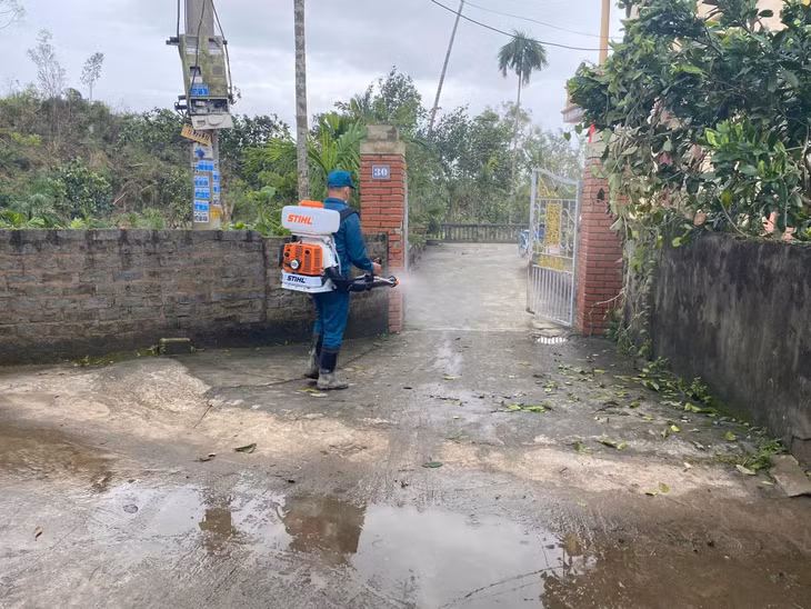 Thực hiện phun khử khuẩn sau mưa lớn tại phường Hoành Bồ (TP Hạ Long).