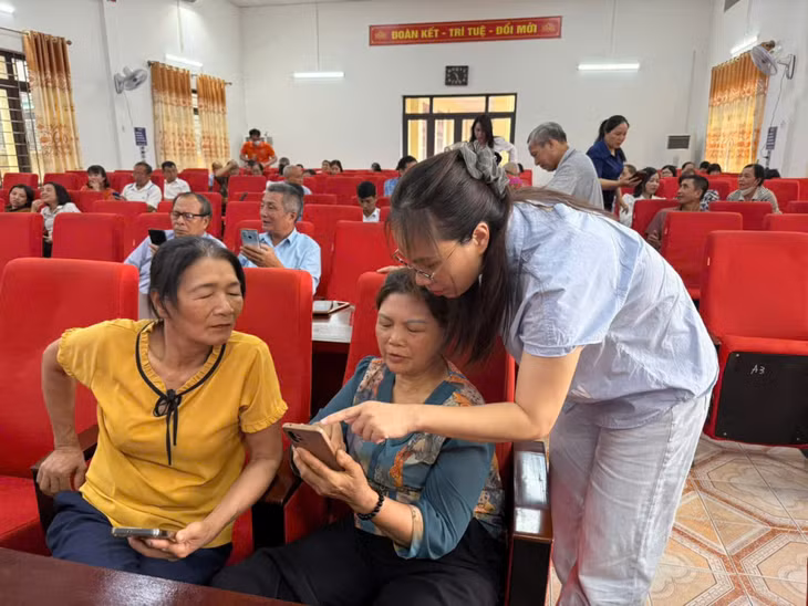 Hội viên phụ nữ thực hành tra cứu VNeID và cài đặt các phần mềm ứng dụng chuyển đổi số.
