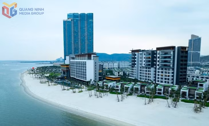 Khu nghỉ dưỡng ven biển InterContinental Halong Bay tại Khu đô thị Halong Marina sẽ đón khách trong mùa hè năm 2025.