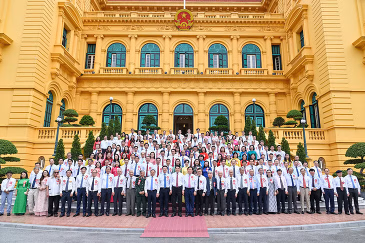 Chủ tịch nước Lương Cường và các đại biểu, nhà báo tiêu biểu tại buổi gặp mặt.