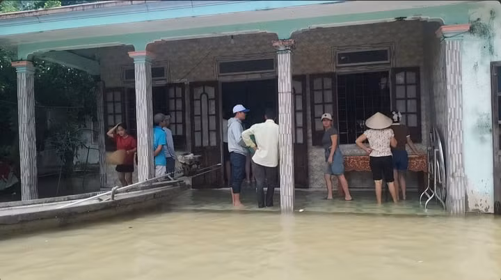 Nhà của một trong 2 nạn nhân vẫn còn ngập.