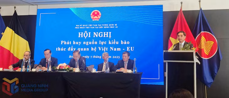 Đồng chí Vũ Văn Diện, Phó Chủ tịch Thường trực UBND tỉnh.....