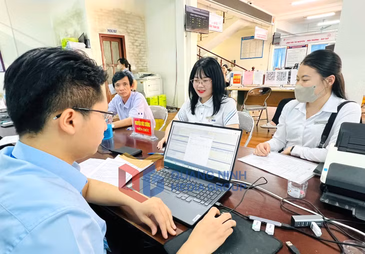 Người dân, doanh nghiệp TP Uông Bí đến làm việc tại Chi nhánh Trung tâm phục vụ hành chính công TP Uông Bí (5-2025). Ảnh: Việt Hoa