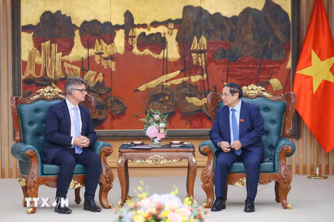 Thủ tướng Phạm Minh Chính tiếp ông Antoine Colin, Phó Chủ tịch cấp cao, phụ trách toàn cầu về chuyển đổi số và chuỗi cung ứng của Tập đoàn HP (Hoa Kỳ). (Ảnh: Dương Giang/TTXVN)