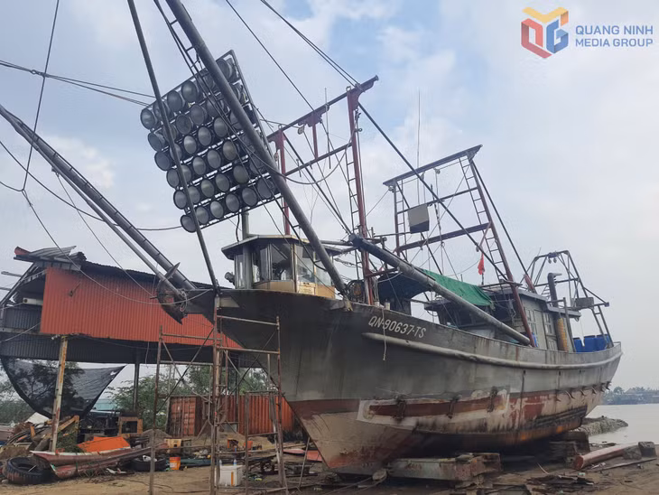 Một tàu cá của ngư dân huyện Hải Hà vào xưởng sửa chữa, bảo dưỡng sau thời gian khai thác trên biển.