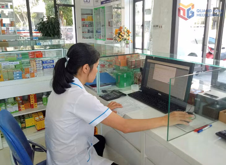 Nhập dữ liệu bán thuốc hằng ngày tại Nhà thuốc số 2, đường Trần Quốc Nghiễn, TP Hạ Long.