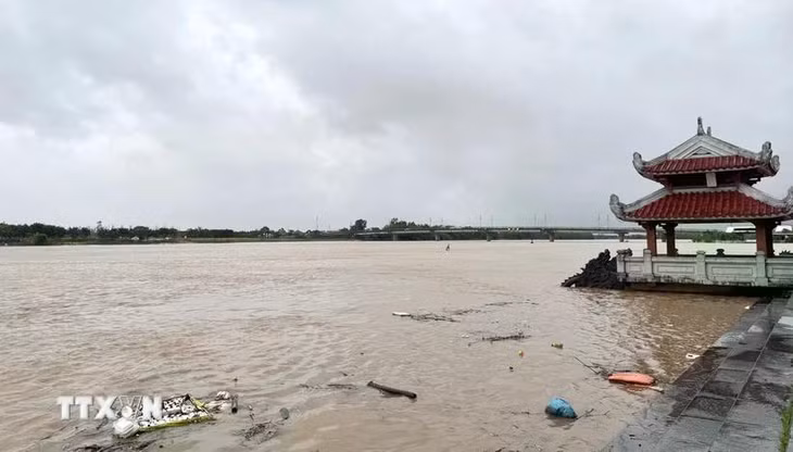 Lũ trên sông Thạch Hãn, đoạn qua Thị xã Quảng Trị lên nhanh. (Ảnh: Thanh Thuỷ/TTXVN)