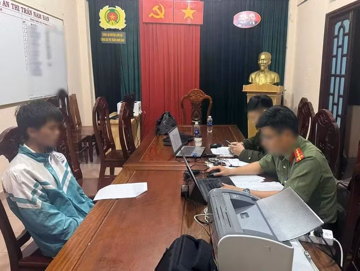 Thí sinh N.P.T.S (sinh năm 2007, trú tại huyện Lâm Hà) là người sử dụng thiết bị công nghệ cao để chuyển đề thi ra ngoài, làm việc với cơ quan công an. (Ảnh: TTXVN phát)