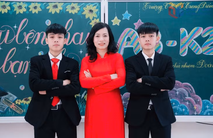 Đỗ Tùng Lâm và Đỗ Tuấn Lâm chụp ảnh cùng cô Bùi Thị Kim Oanh, giáo viên môn Khoa học tự nhiên của hai anh em.