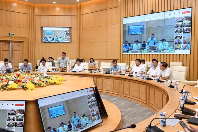 Đại diện các đơn vị báo cáo về tình hình cung ứng điện. (Ảnh: PV/Vietnam+)