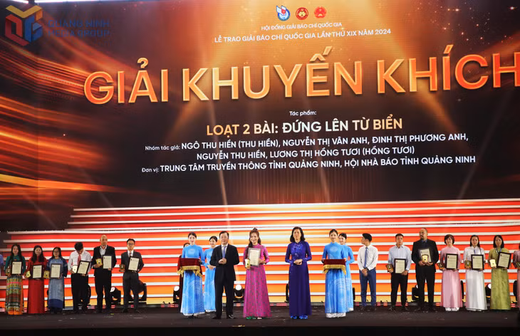 Tác phẩm “Đứng lên từ biển” của nhóm tác giả Ngô Thu Hiền, Nguyễn Thị Vân Anh, Đinh Thị Phương Anh, Nguyễn Thu Hiền, Lương Thị Hồng Tươi - Trung tâm Truyền thông tỉnh Quảng Ninh đạt giải Khuyến khích tại lễ trao giải Báo chí quốc gia 2024.