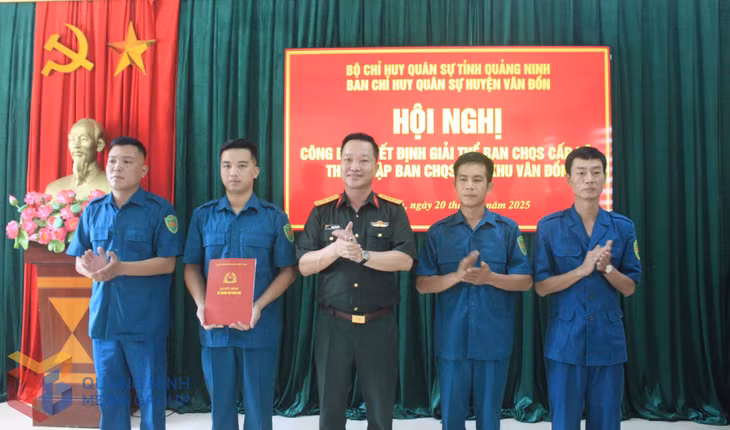 Đại tá Phạm Văn Tôn, Phó Chỉ huy trưởng Bộ CHQS tỉnh trao Quyết định thành lập Ban CHQS đặc khu Vân Đồn thuộc Bộ CHQS tỉnh Quảng Ninh.