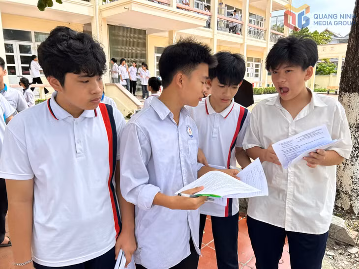 Các thí sinh tại điểm thi Trường THPT Hải Đảo (huyện Vân Đồn) trao đổi lại với bạn bè về bài làm của mình. Ảnh: Trúc Linh.