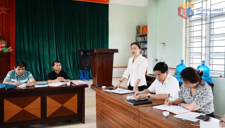 Đồng chí Vi Ngọc Bích, Ủy viên Ban Thường vụ Tỉnh ủy, Phó Chủ tịch Thường trực HĐND tỉnh, phát biểu tại buổi sinh hoạt.