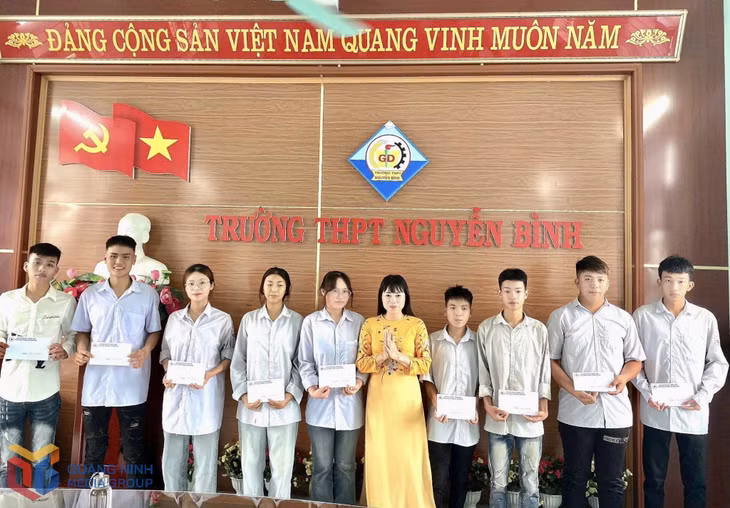  trường THPT NGUYỄN BÌNH có 285 thí sinh dự thi. Trong đó có 10 học sinh hoàn cảnh gia đình đặc biệt khó khăn và 4 học sinh cư trú trên địa bàn xã Tràng Lương, cách xa trường trên 25 km. 