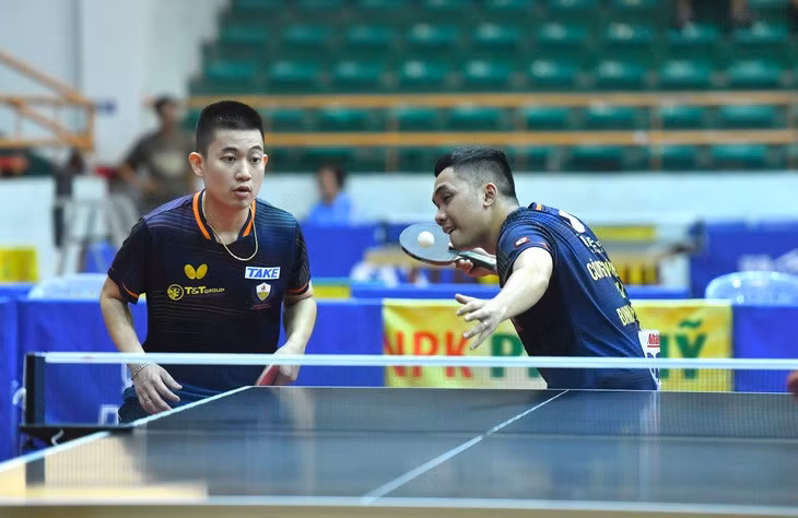 Đinh Anh Hoàng (bìa phải) và Lê Đình Đức (bìa trái) là nhà vô địch quốc gia đôi nam 2025 - Ảnh: TTO