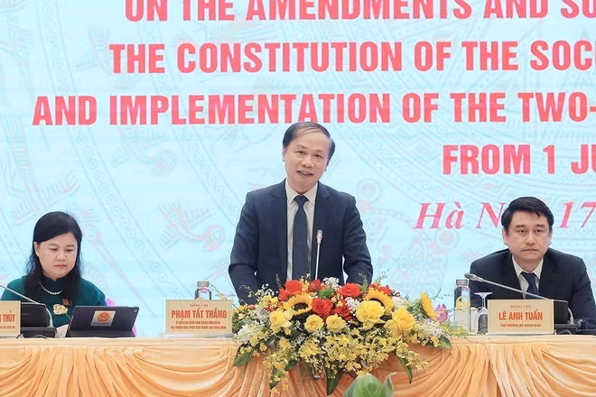 Ông Phạm Tất Thắng, Ủy viên Trung ương Đảng, Phó Trưởng ban Tuyên giáo và Dân vận Trung ương điều hành buổi họp báo. (Ảnh: An Đăng/TTXVN)