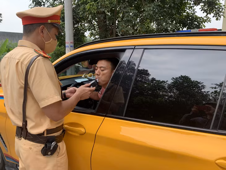 Công an huyện Tiên Yên tổ chức kiểm tra nồng độ cồn đối với người điều khiển phương tiện lưu thông trên QL4B đoạn đi qua địa bàn.