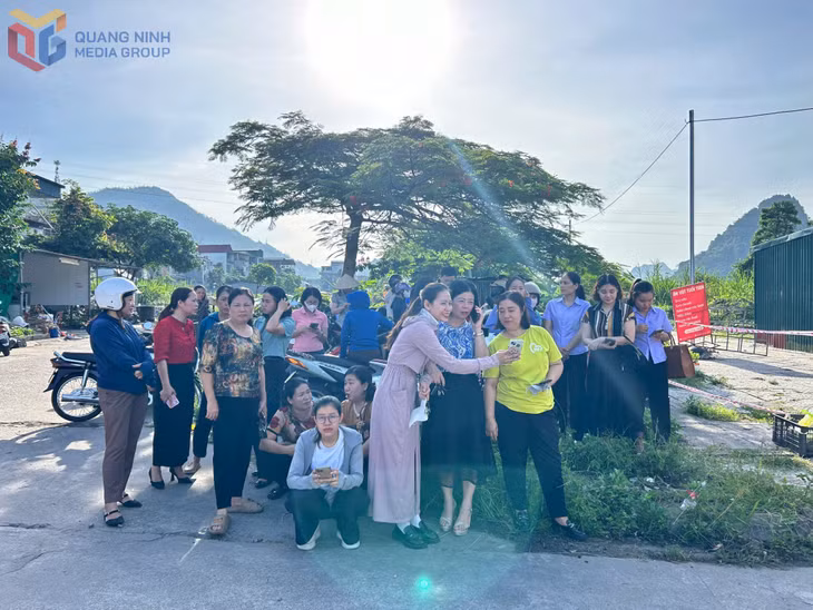 Các bậc phụ huynh nán lại khi vực điểm thi, hồi hộp mong ngóng, chờ đợi con em. Ảnh: Trúc Linh