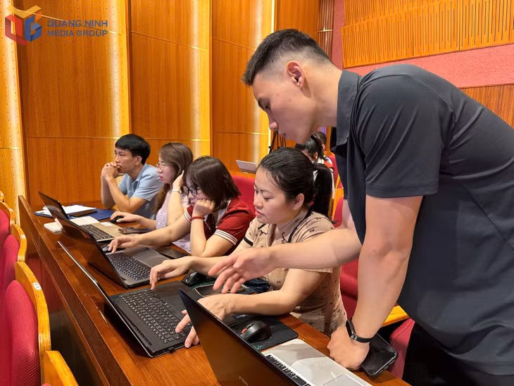 Đơn vị viễn thông hỗ trợ CBCCVC thao tác trên hệ thống giải quyết thủ tục hành chính. Ảnh: Cao Quỳnh