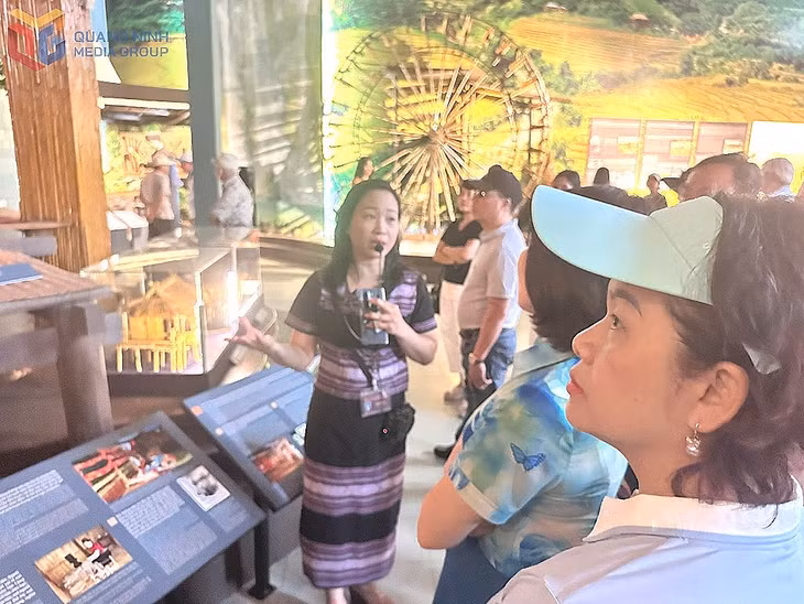 Đoàn cán bộ, phóng viên, hội viên Hội Nhà báo tỉnh Quảng Ninh thăm