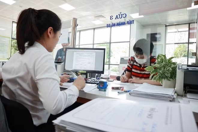 Mức lương thấp nhất của công chức, viên chức sẽ không thấp hơn mức lương thấp nhất của lao động qua đào tạo trong doanh nghiệp. Ảnh: Nam Dương