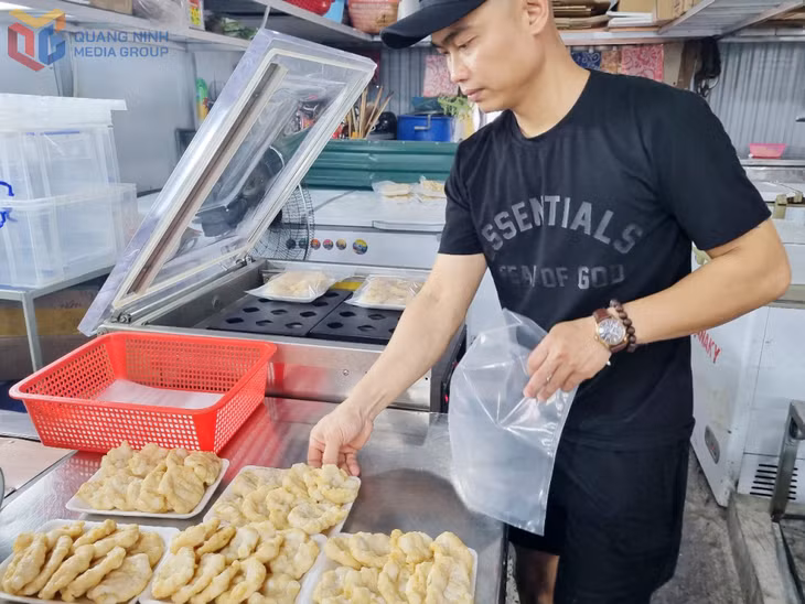 Chả mực là món ngon từ hải sản Cô Tô, được nhiều du khách yêu thích mua về làm quà cho gia đình.