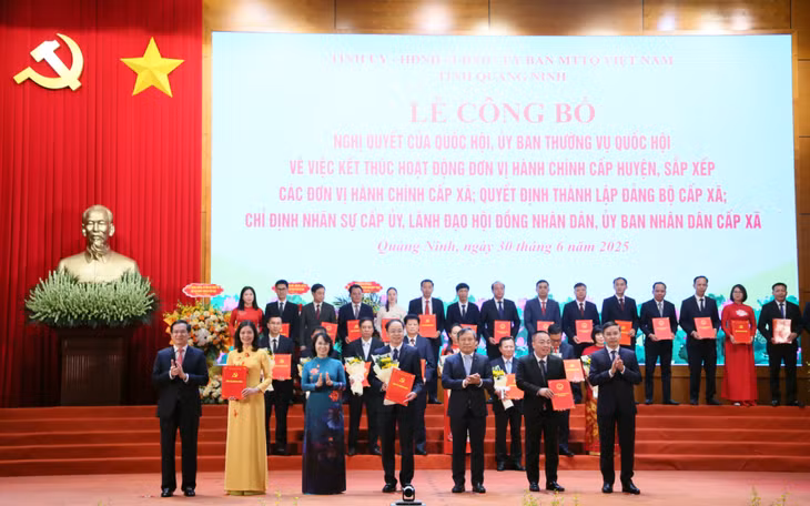 Ban Thường vụ Tỉnh uỷ trao các quyết định của Tỉnh ủy, Ban Thường vụ Tỉnh ủy, các Nghị quyết của HĐND tỉnh và tặng hoa chúc mừng Đảng bộ phường Hồng Gai
