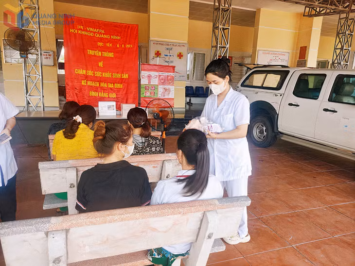Hội KHHGD tỉnh cung cấp các phương tiện tránh thai miễn phí cho phụ nữ xã Dực Yên (huyện Đầm Hà).