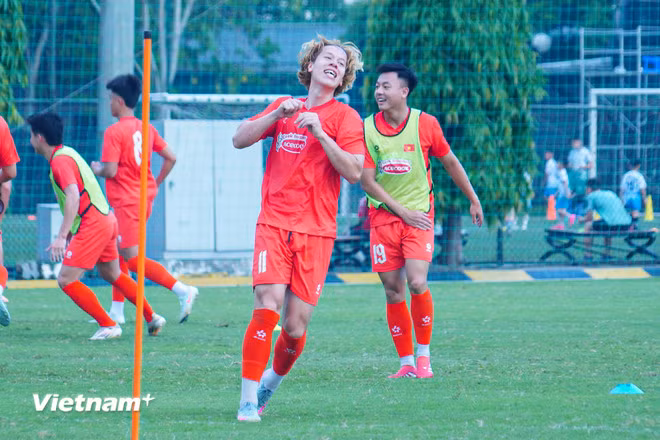 Le Viktor (số 11) hòa nhập tốt trong các buổi tập của U22 Việt Nam. (Ảnh: Việt Anh/Vietnam+)