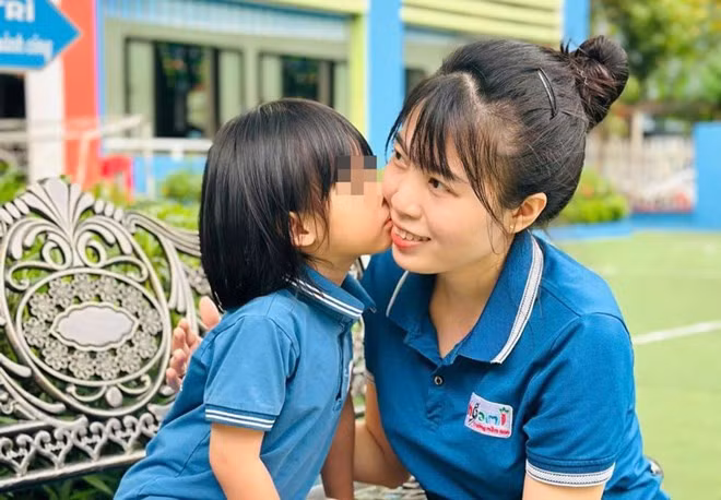 Cần dạy con trẻ biết thể hiện tình cảm với người thân ngay từ nhỏ. Ảnh: Trần Lâm