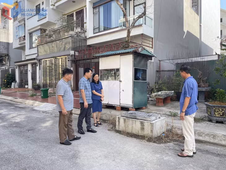 Đại biểu HĐND tỉnh trong Tổ đại biểu TP Hạ Long giám sát việc khắc phục ngập lụt tại Khu đô thị lấn biển Vựng Đâng.