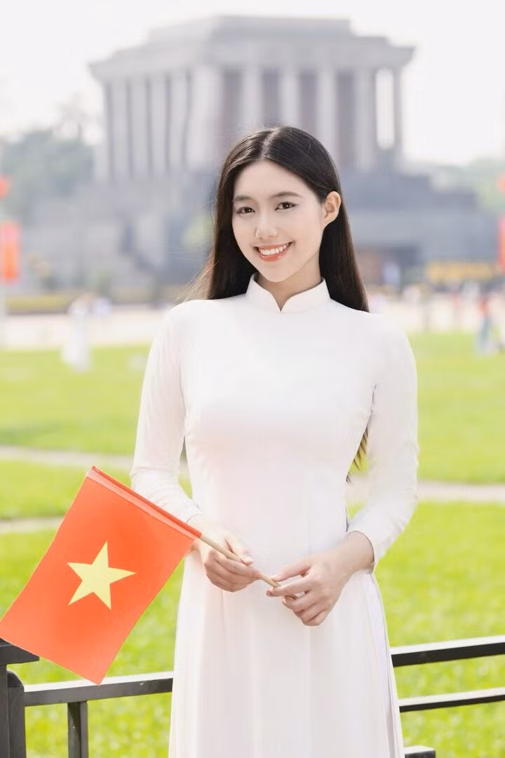 Châu Anh đang công tác tại Khoa Âm nhạc, Đại học Văn hóa Nghệ thuật Quân đội với quân hàm thiếu úy.